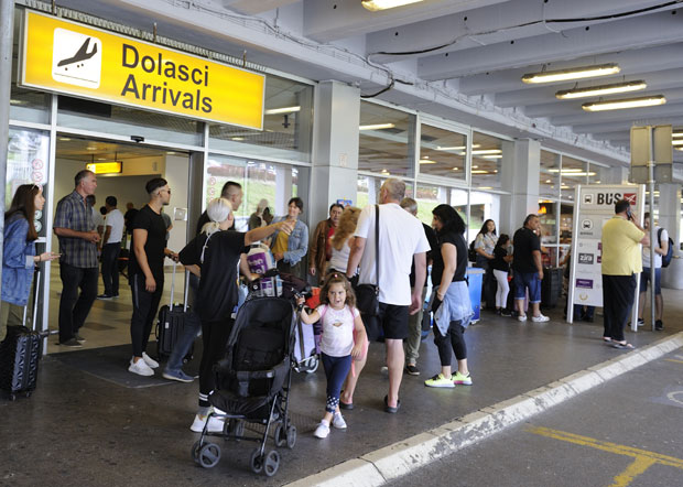 Аеродром: Дивљаци вуку странце за руку